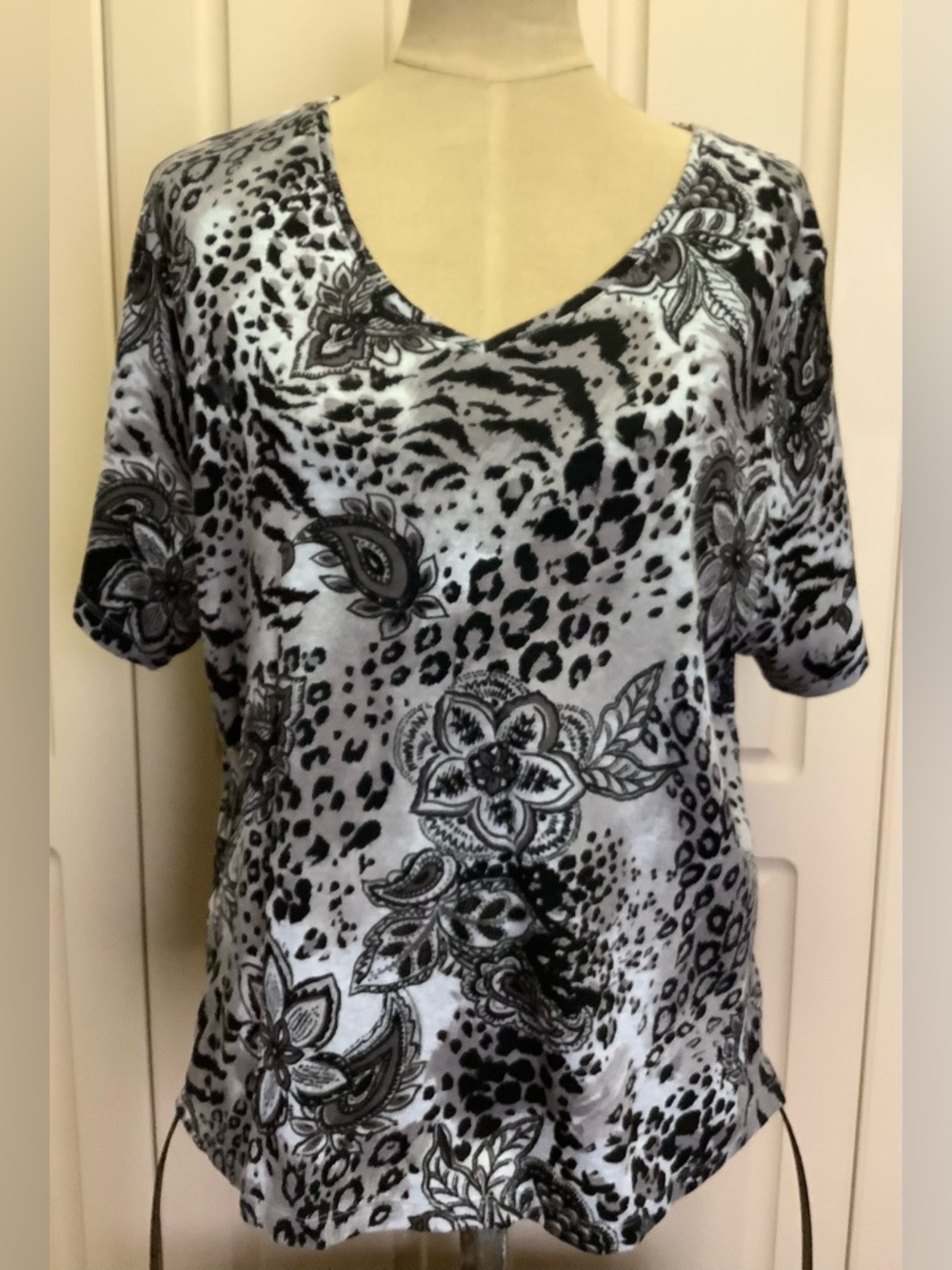 Karen Scott Woman Shirt Top-Black Gray Paisley Animal Print-V-Neck-Cotton-1X